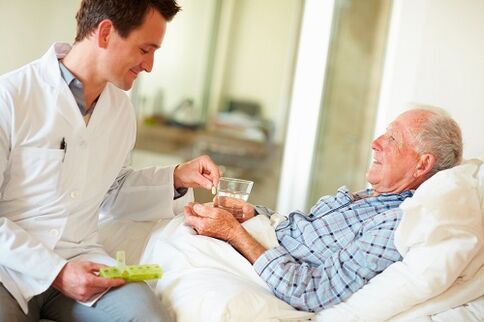 doktor dává pilulku na prostatitidu